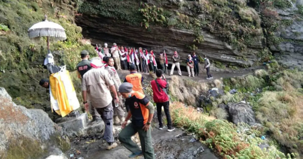 goa lembah widodaren gunung bromo