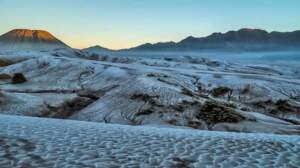 Lautan pasir Bromo bersalju Lautan pasir Bromo memutih seperti berselimut salju
