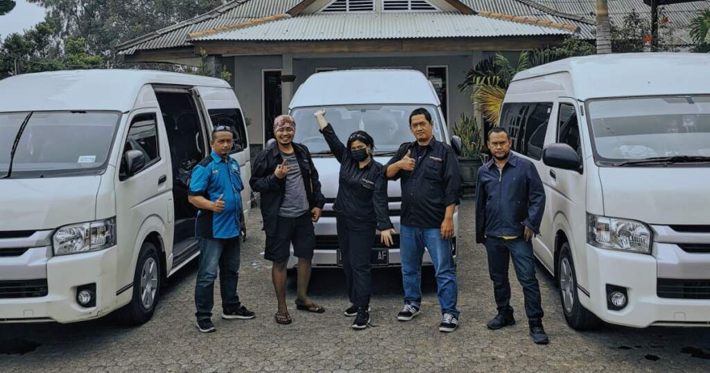 Sewa Mobil Hiace di Gresik termasik supir dan crew berpengalaman _ Kawanjelajahtour